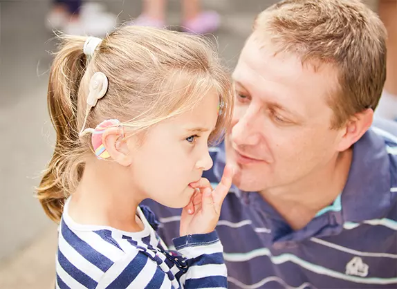 Cấy ốc tai điện tử giúp khôi phục khả năng nghe ở trẻ nhỏ