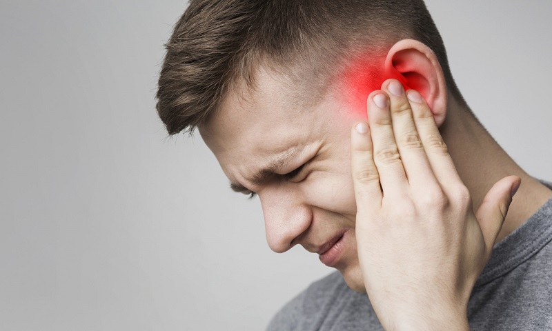 Người bị viêm xương chũm sẽ nhận thấy triệu chứng đau tai dữ dội