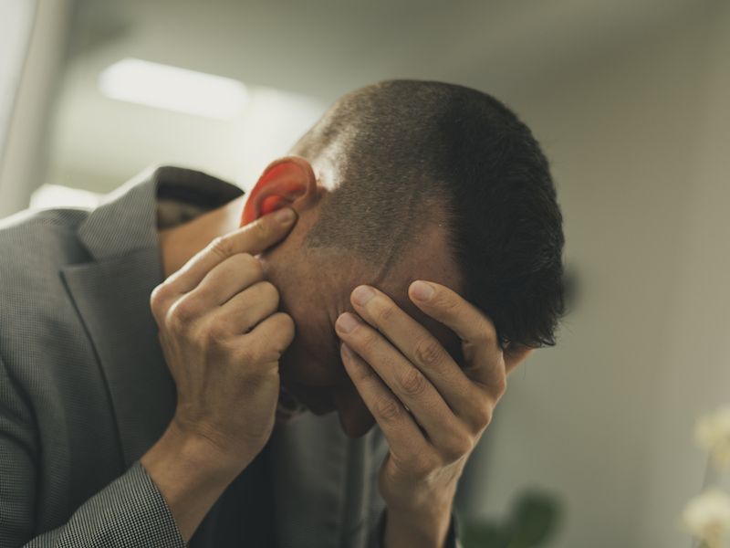 Ù tai đau họng gây nhiều khó chịu cho người mắc