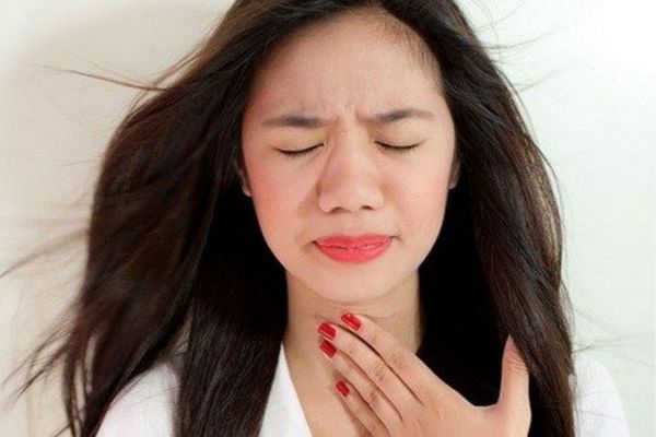 Ho, đau họng, khản tiếng là triệu chứng điển hình của viêm đường hô hấp trên