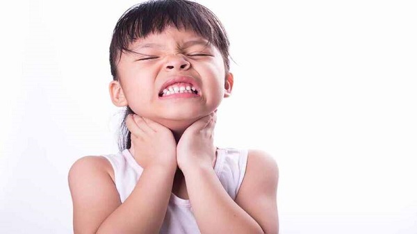 Viêm amidan khiến trẻ đau rát họng, nuốt khó