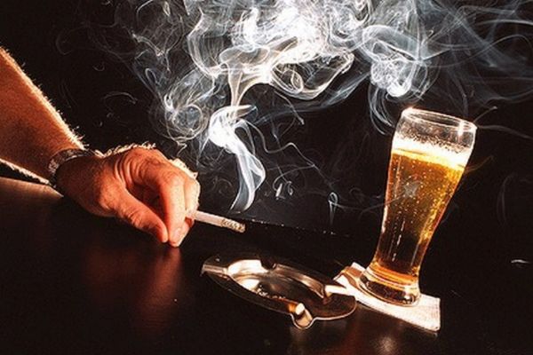 Hút thuốc lá, uống nhiều rượu bia cũng có thể dẫn tới polyp dây thanh