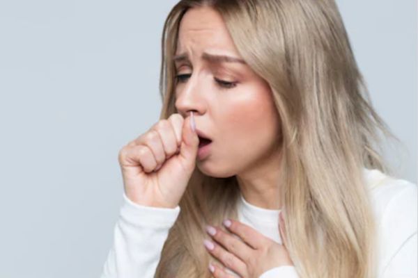 Người bị viêm họng mạn luôn có cảm giác khó chịu vùng họng, khạc đàm thường xuyên