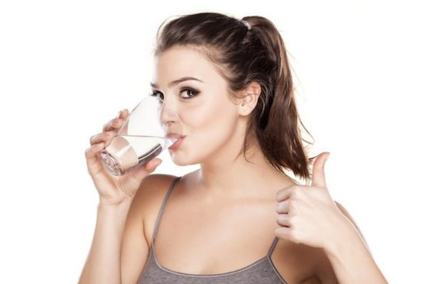 Uống đủ nước giúp giảm cảm giác khó chịu ở họng do viêm họng