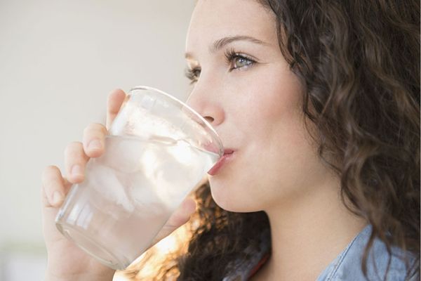  Bị viêm họng có nên uống nước đá không?