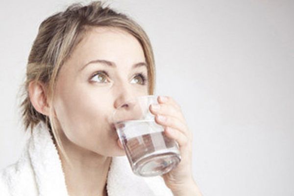 Uống nước một mẹo trị viêm họng đơn giản.
