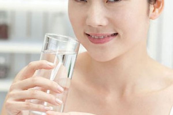 Uống nhiều nước giúp giảm đau họng hiệu quả