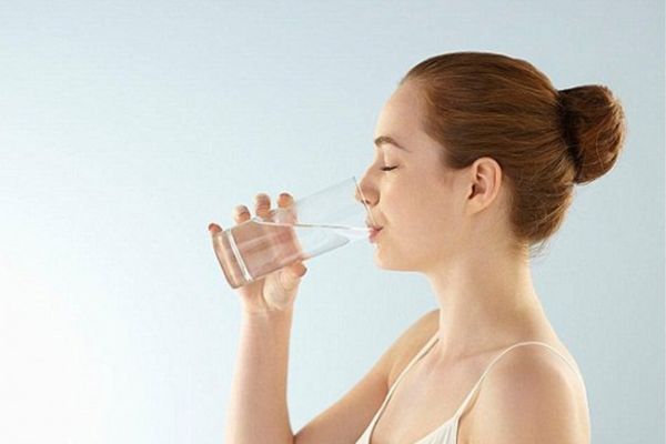 Tăng cường uống nhiều nước giúp tạo vệ thanh quản.