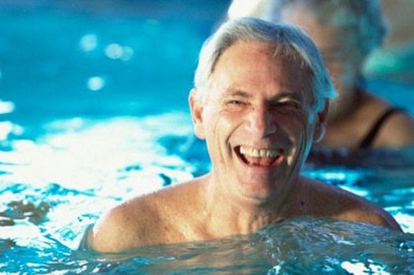 Bơi lội nhiều có thể khiến bệnh viêm họng nặng hơn