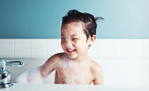 Nên tắm cho trẻ bằng nước ấm ở những nơi kín gió