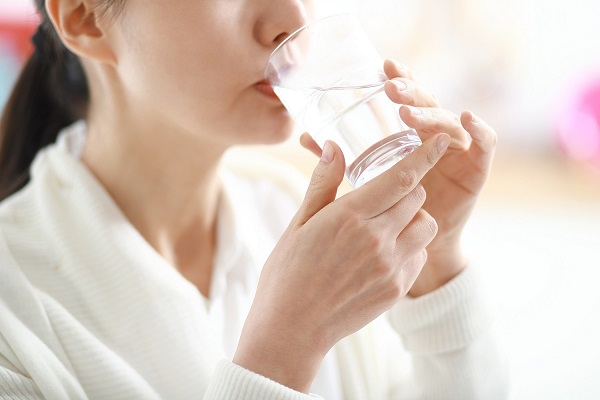Người bị viêm amidan cần uống đủ 2,5 - 3l nước ấm mỗi ngày