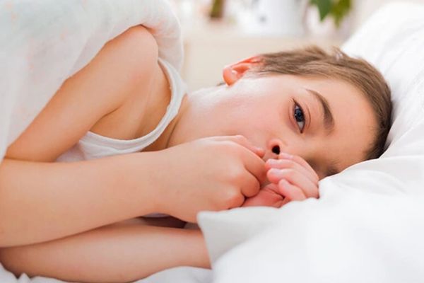 Viêm amidan mạn tính có thể làm trẻ khó ngủ, thở khò khè khi ngủ