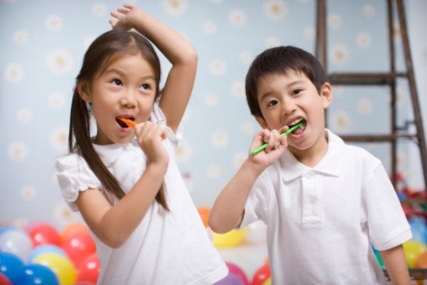 Trẻ cần được giữ vệ sinh miệng sạch sẽ, tránh nhiễm khuẩn