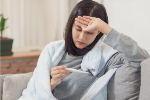 Có nhiều nguyên nhân dẫn đến sốt viêm họng