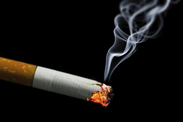 Hút thuốc là là một trong những nguyên nhân hàng đầu gây viêm phổi mạn tính