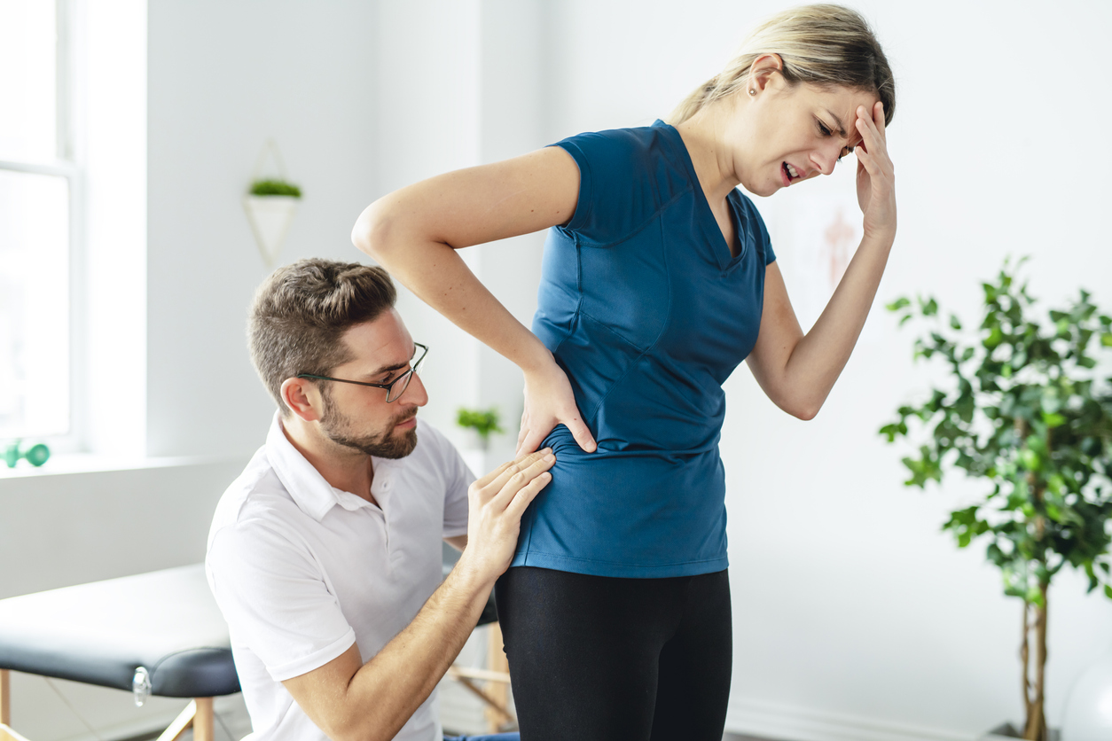Người bị đau thắt lưng hông thường gặp phải tình trạng vận động khó khăn, kém linh hoạt