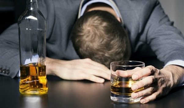 Lạm dụng chất kích thích như rượu, bia, thuốc lá,… cũng là nguyên nhân dẫn đến đau hai bên thắt lưng