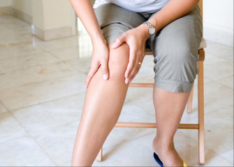 Tê bì chân tay là một trong các triệu chứng bệnh thoát vị đĩa đệm phổ biến