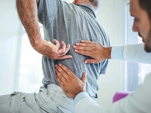 Đau lưng là triệu chứng điển hình của suy thận