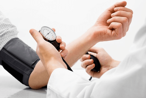 Người bệnh suy thận nên kiểm soát huyết áp thường xuyên