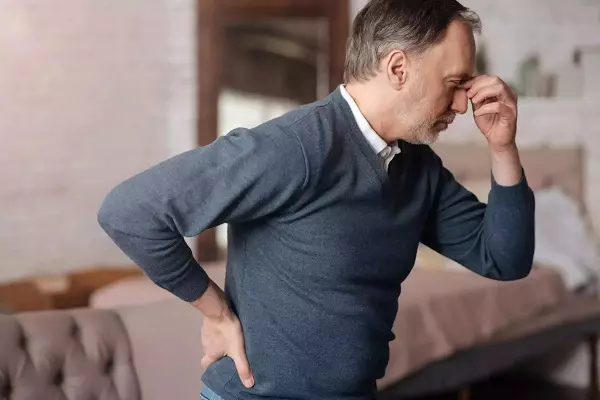 Mệt mỏi kéo dài, đau nhức lưng hông là dấu hiệu nhận biết suy thận ở nam giới