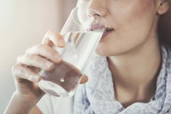 Người bị suy thận độ 3 nên uống nước tùy theo tình trạng sức khỏe