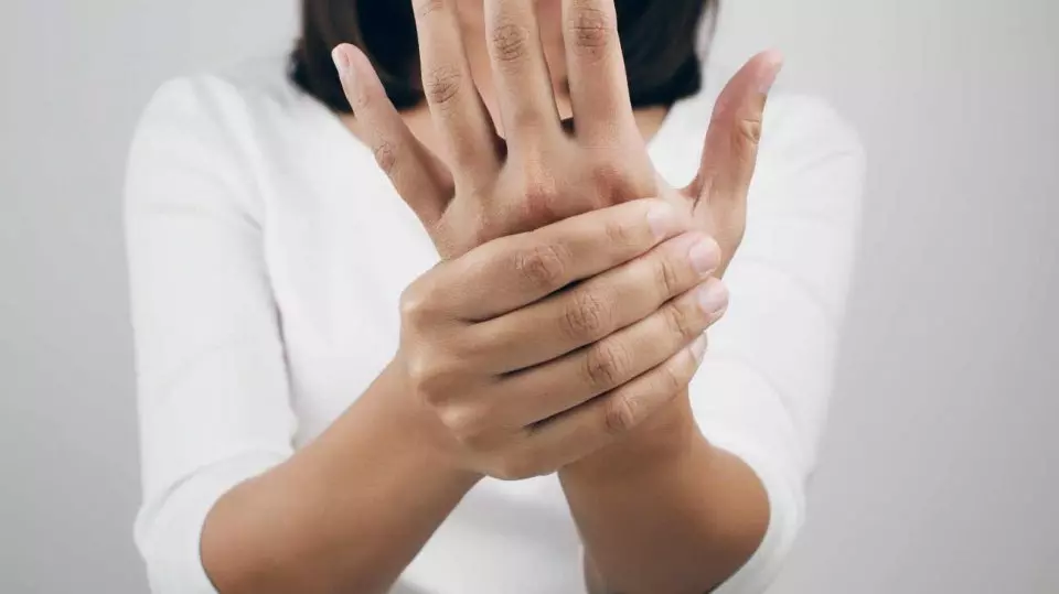 Động tác duỗi tay giúp cải thiện vùng chuyển động của cơ tay