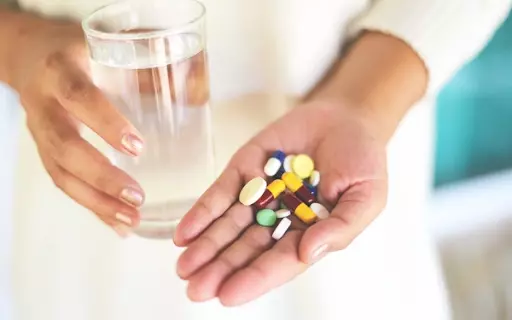 Sử dụng thuốc là một trong những cách điều trị nhân xơ tử cung 
