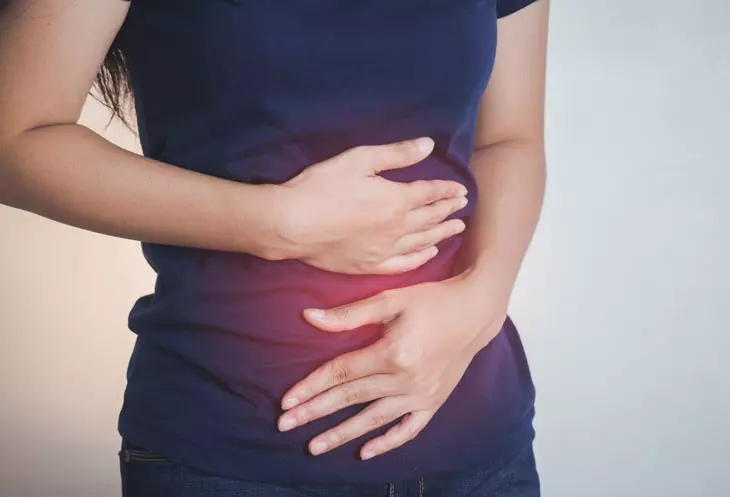 Đau bụng là một triệu chứng của u nang buồng trứng