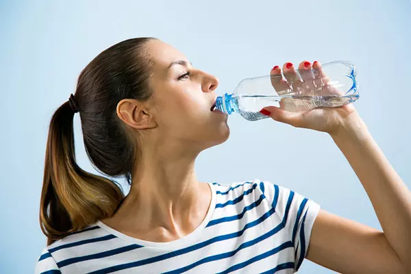 Uống đủ nước mỗi ngày để phòng ngừa u xơ tử cung, u nang buồng trứng