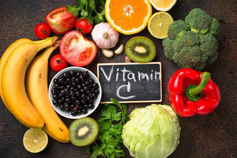 Trẻ bị giời leo nên ăn các thức ăn giàu vitamin C, rau xanh và trái cây