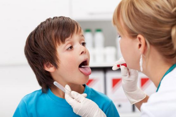 Cha mẹ cần đưa trẻ đi khám để biết nguyên nhân gây viêm loét họng ở trẻ