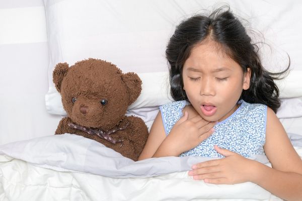 Trẻ thường xuyên cảm thấy rát họng, ho liên tục khi bị viêm họng