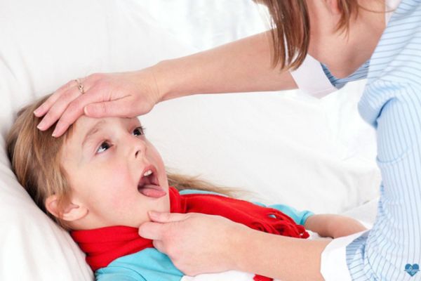 Trẻ bị viêm họng thường có biểu hiện sốt, sổ mũi, nhức đầu