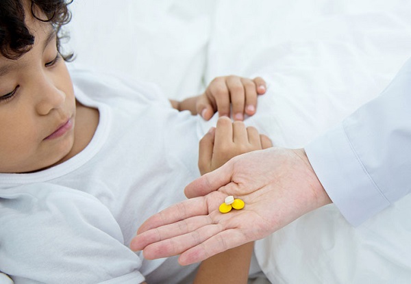 Cho trẻ uống thuốc theo đúng chỉ định của bác sĩ