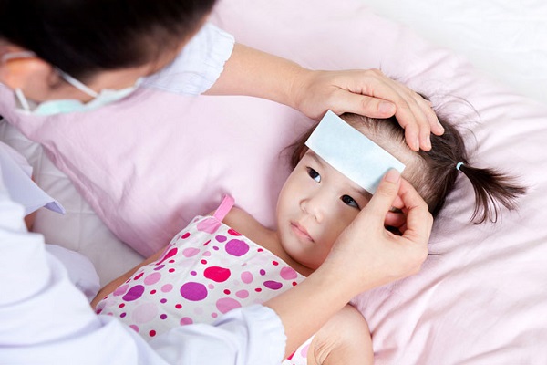 Trẻ có thể sốt kèm một số biểu hiện khác khi bị viêm họng