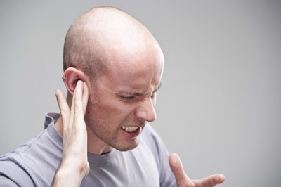 Lỗ tai bị ù một bên, phải làm sao để cải thiện?