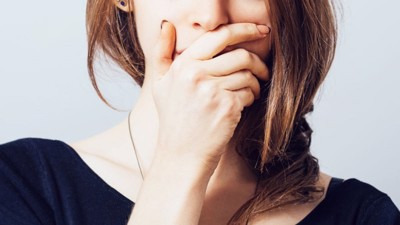 Nguyên nhân gây ra hôi miệng, chảy máu chân răng là gì? Dùng Nutridentiz được không?
