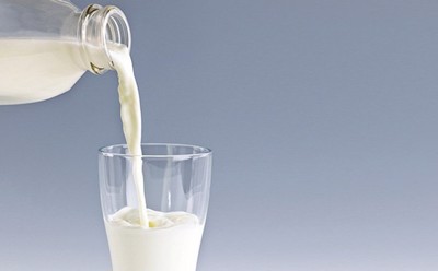 Người bị bệnh viêm khớp dạng thấp có nên uống sữa không?