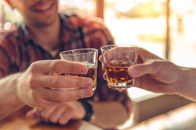 Uống rượu vừa phải có thể giảm nguy cơ bị viêm khớp dạng thấp