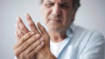 90% bệnh nhân viêm khớp biểu hiện ở ngón tay